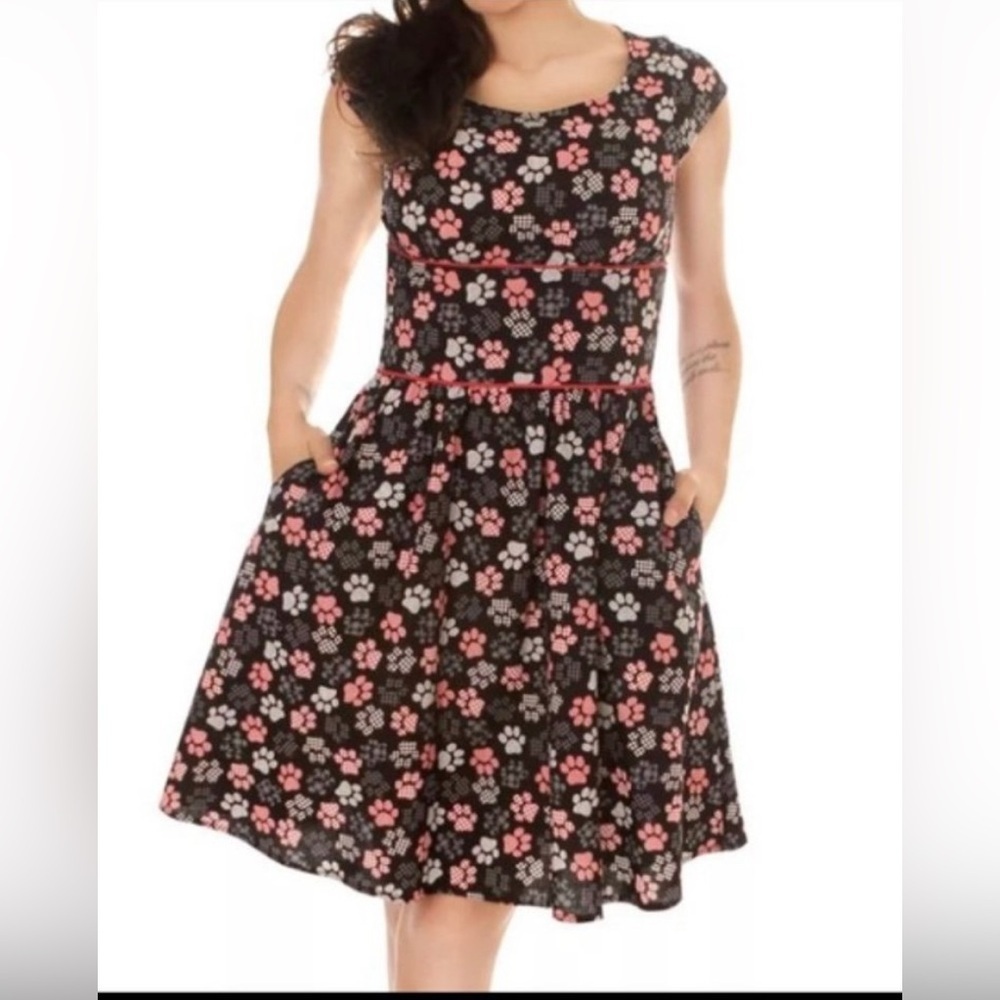 Retrolicious‎ Small Black & Red Paw Print Fit & Flare Rockabilly Cotton Dress